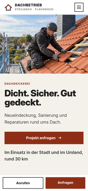 Designkonzept Dachbetrieb auf dem Handy: Dachfoto oben, darunter Überschrift, Anfrageknopf und Einsatzgebiet im ersten Bildschirm
